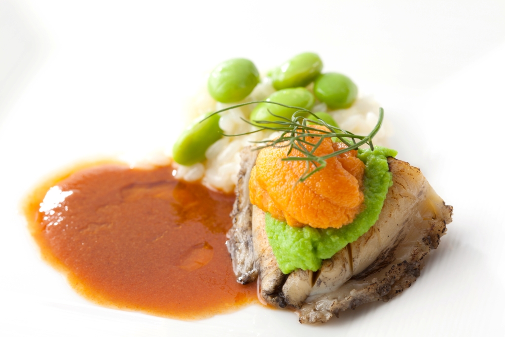 近海アワビのグリルと生雲丹　枝豆のリゾット添え　アメリケーヌソース