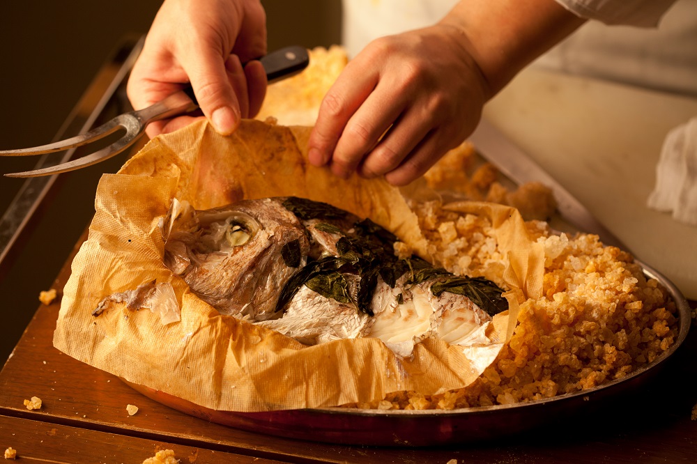 真鯛の岩塩包み焼き