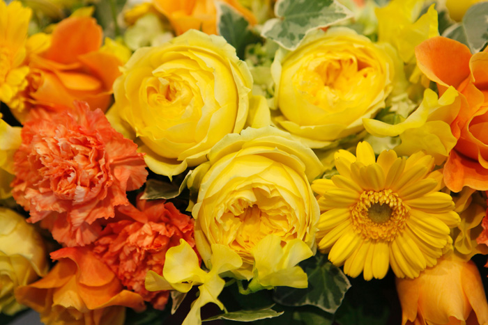 会場を彩る花々